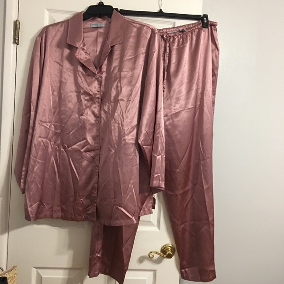 Valerie Stevens Other - NWOT Satin 2pc Pajama pants set
